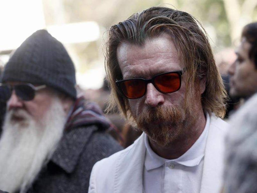 Jesse Hughes, Sänger der Eagles of Death Metal, nimmt an einer Gedenkveranstaltung für die Opfer des Terroranschlags vom 13.11.2015 teil. Foto: Etienne Laurent