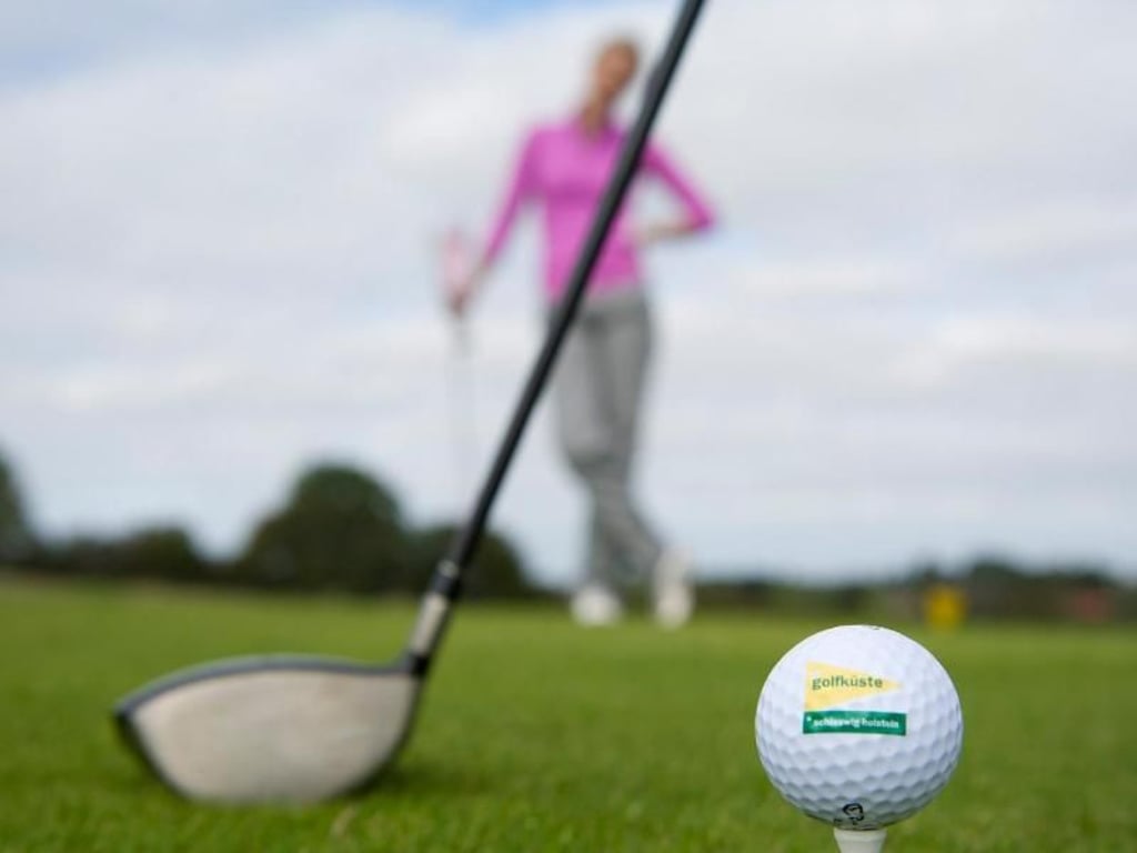 Tee-Time am Ostseefjord: Golfurlaub in Deutschland - wie hier an der Schlei - bietet sich bei kurzen Reisen an. Foto: www.golfkueste.de/Stephan von Stengel