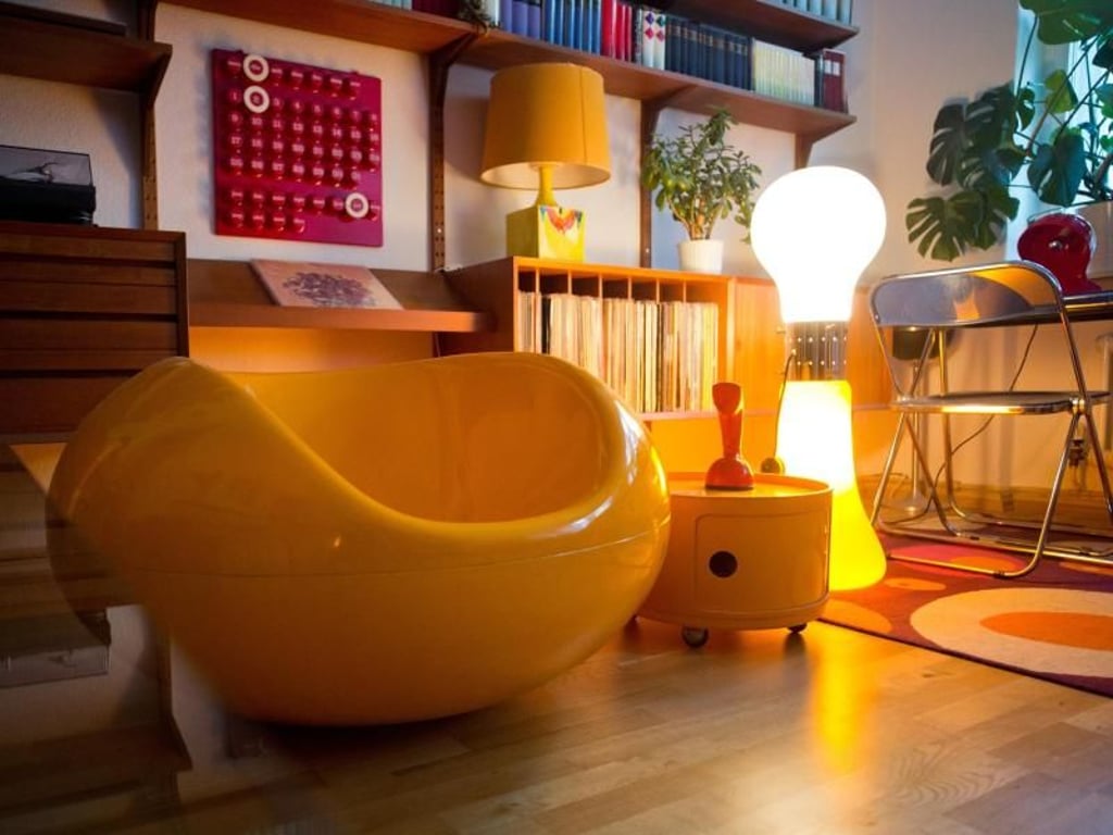 Die Stehlampe «Birillo» von Carlo Nason, ein Möbelcontainer von Anna Castelli mit dem Namen «Componibili» und der Fiberglas-Sessel «Pastille» von Eero Aarnio. Foto: Daniel Naupold