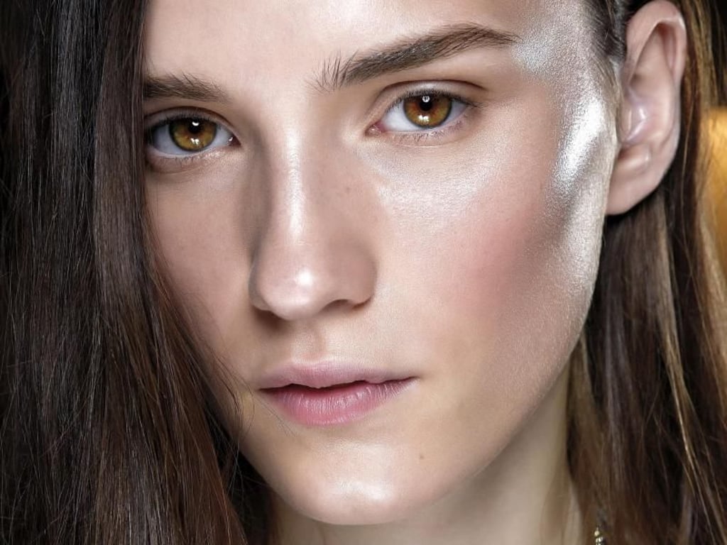 Highlights durch Strobing: So schminkt M.A.C. Cosmetics die Models für die Preen Show auf der Fashion Week Spring/Summer 2016 in London. Foto: M.A.C. Cosmetics