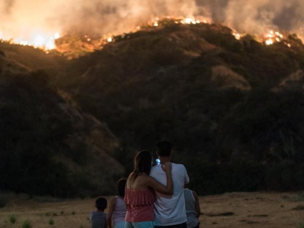 Bewohner von Burbank schauen auf die Waldbrände im La Tuna Canyon. Foto: Elijah Hurwitz