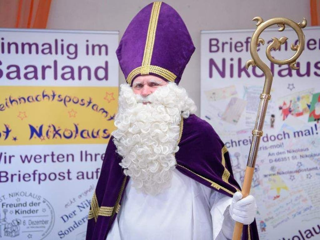 Der Nikolaus schaute schoin jetzt in seinem Postamt im Saarland vorbei. Foto: Oliver Dietze