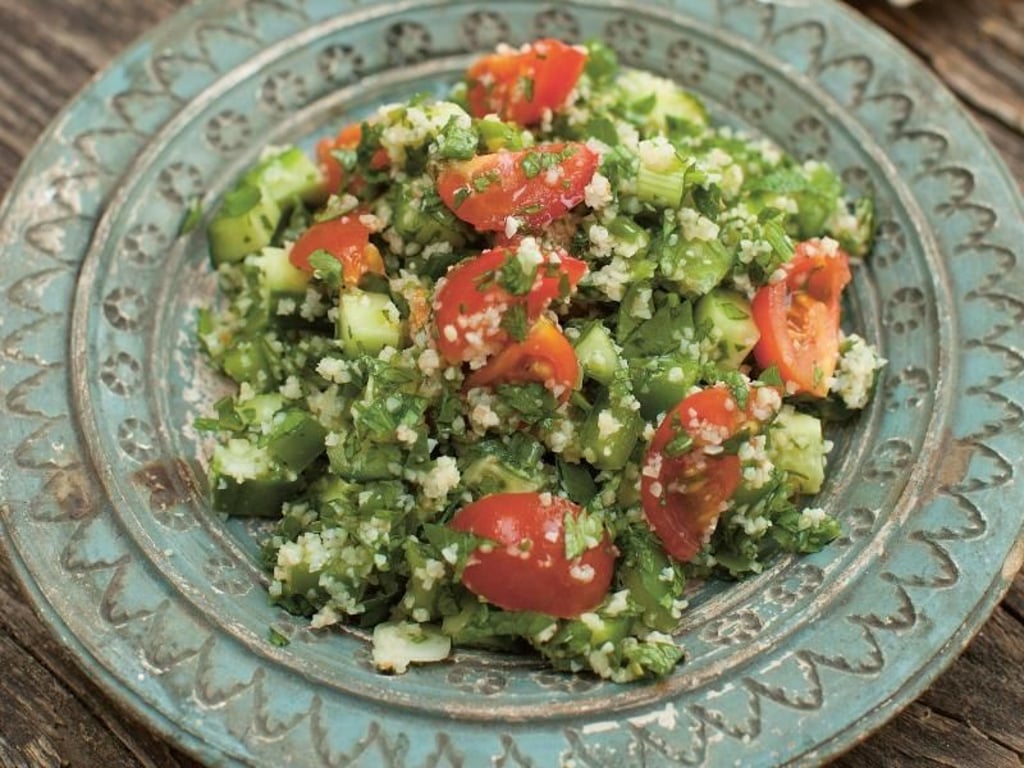 Taboulé ist ein Salat, der klassisch aus Zutaten wie Petersilie, Tomaten und Bulgur oder Couscous zubereitet wird. Foto: Phaidon by Edel/Toby Glanville