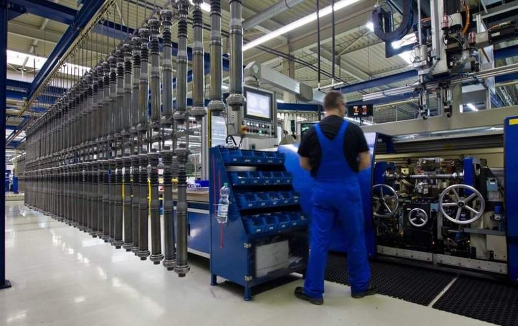 Ein Maschinenführer lässt am Montag (12.12.2011) in der IFA Rotorion Holding GmbH in Haldensleben den Produktionsprozess für Automobilantriebstechnik laufen. Die IFA-Gruppe produziert in Sachsen-Anhalt Teile für die Antriebstechnik von Fahrzeugen wie Gelenk-, Kardan- und Seitenwellen, Radnaben und Gelenke. Kunden sind unter anderen der Volkswagenkonzern, BMW, DaimlerChrysler, Audi und Porsche. Foto: Jens Wolf dpa/lah +++(c) dpa - Bildfunk+++