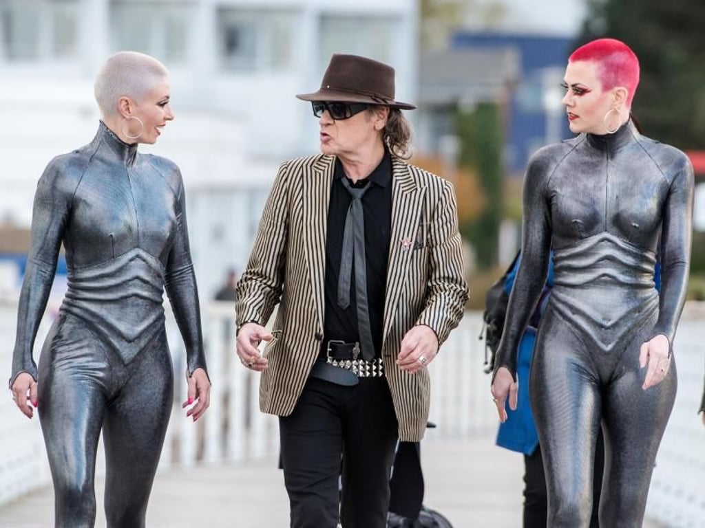 Strandläufer Udo Lindenberg mit charmanter Begleitung. Foto: Daniel Bockwoldt