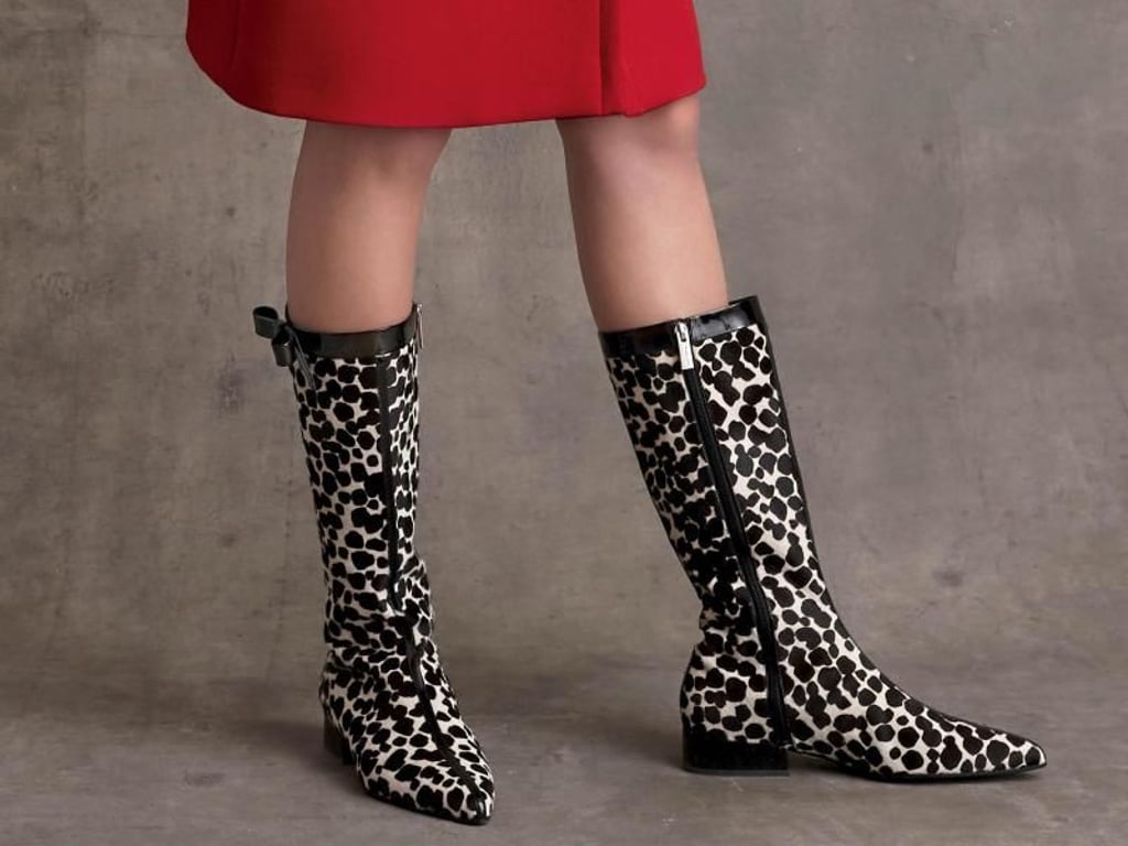 Selbst wenn es draußen grau ist - das Outfit muss es nicht sein. Vor allem Gummistiefel in auffälligen Prints - hier ein Beispiel aus der Michael Kors Collection - sind im Trend. (Gummistiefel ca. 1095 Euro). Foto: Michael Kors Collection