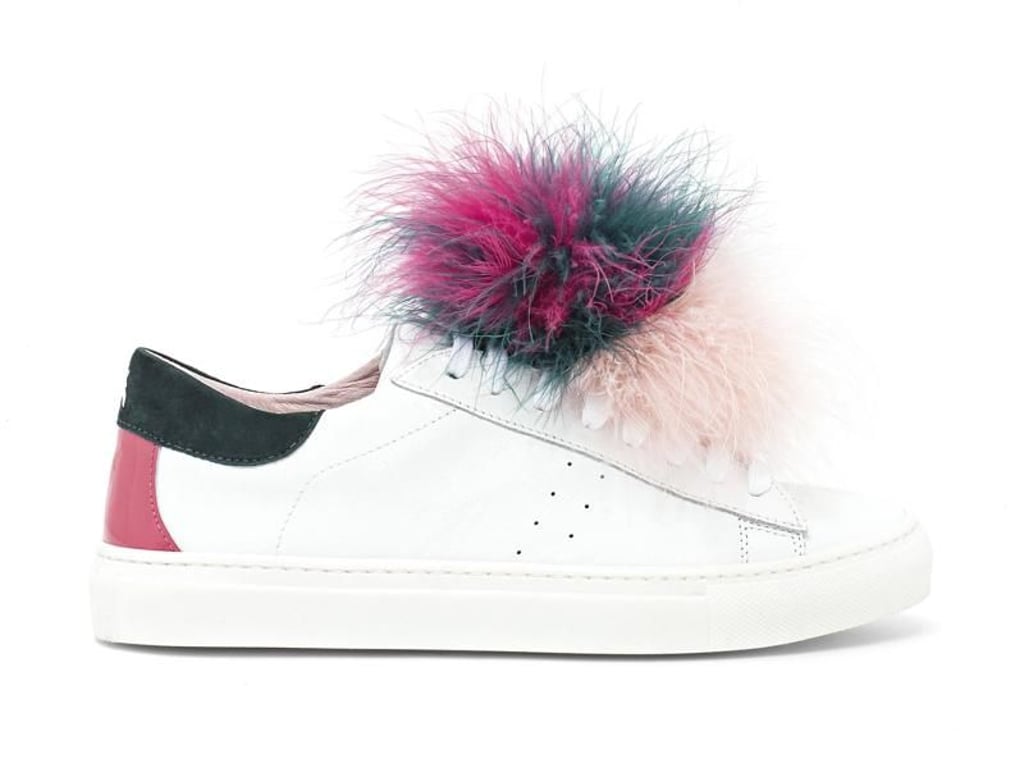Der Puschel ist im Trend: Patrizia Pepe peppt aktuell Sneaker mit Federn auf (ca. 249 Euro). Foto: Patrizia Pepe/dpa