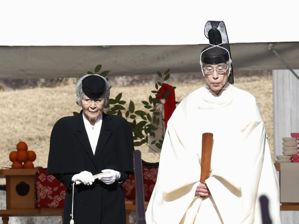 Michiko (l), Kaiserin von Japan, beim Besuch des Musashino Imperial Mausoleums. Foto: kyodo