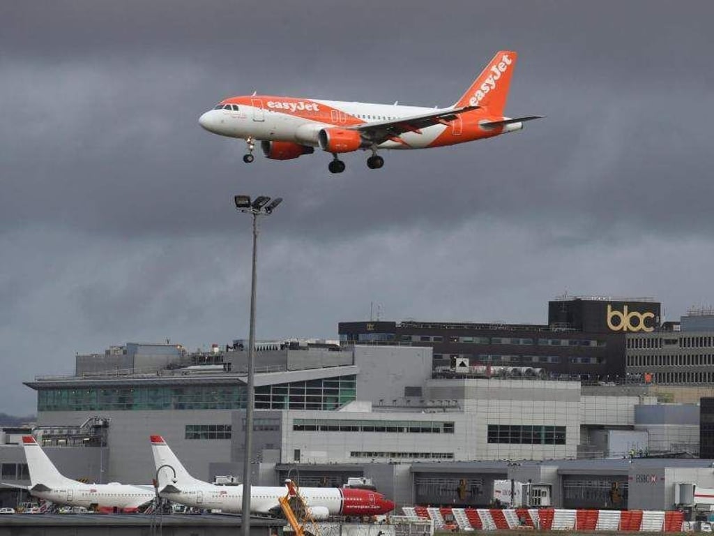 Ein Easyjet-Flugzeug kurz vor der Landung am Londoner Flughafen Gatwick. Foto: John Stillwell/PA Wire/dpa