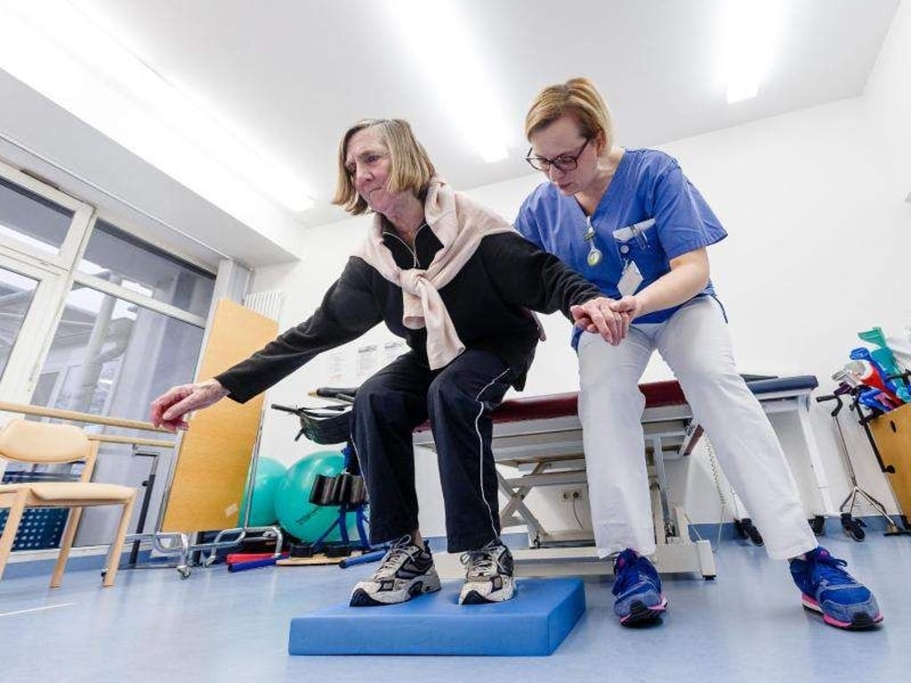Auf einem Gleichgewichtskissen trainiert die Therapeutin mit dieser Patientin nicht nur den Gleichgewichtssinn, sondern auch die entsprechenden Muskeln. Foto: Markus Scholz