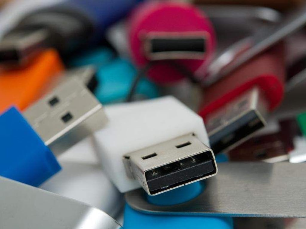Bevor diese USB-Sticks in die Tonne gehen, sollten ihre Speicherchips unbrauchbar gemacht werden. Foto: Andrea Warnecke