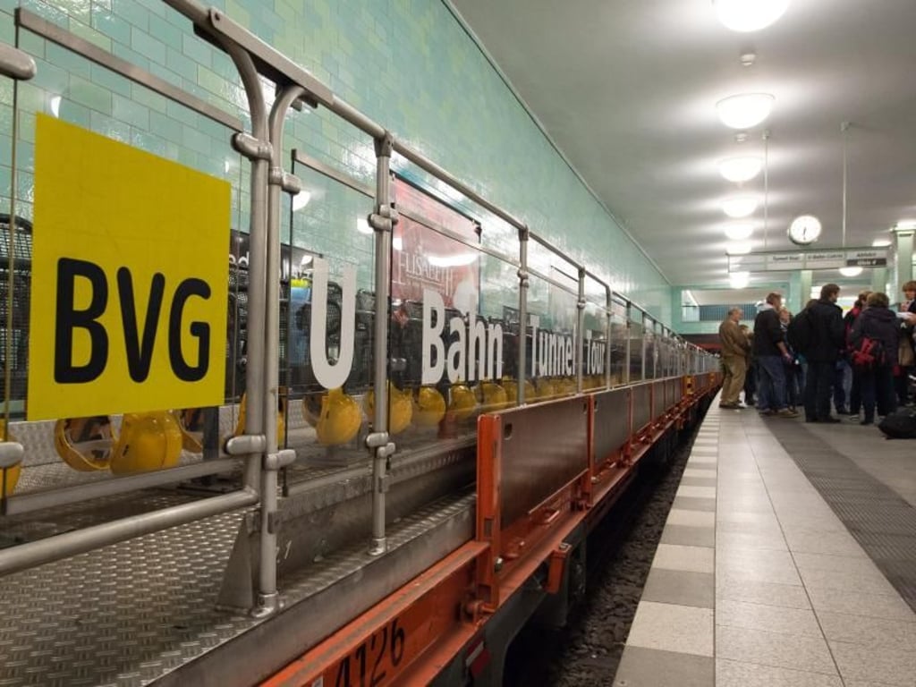 Bitte einsteigen: Der Cabrio-Zug wartet am U-Bahnhof Alexanderplatz auf die Fahrgäste. Foto: Andrea Warnecke