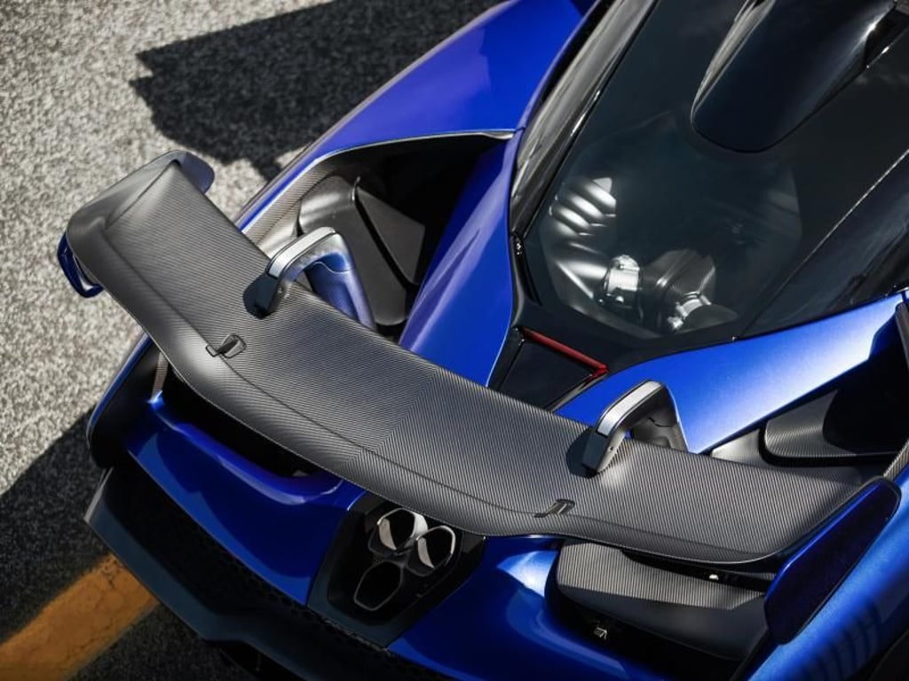 Der Senna präsentiert sich mit einer aufwendigen Aerodynamik und einem deshalb besonders großen Spoiler. Foto: McLaren