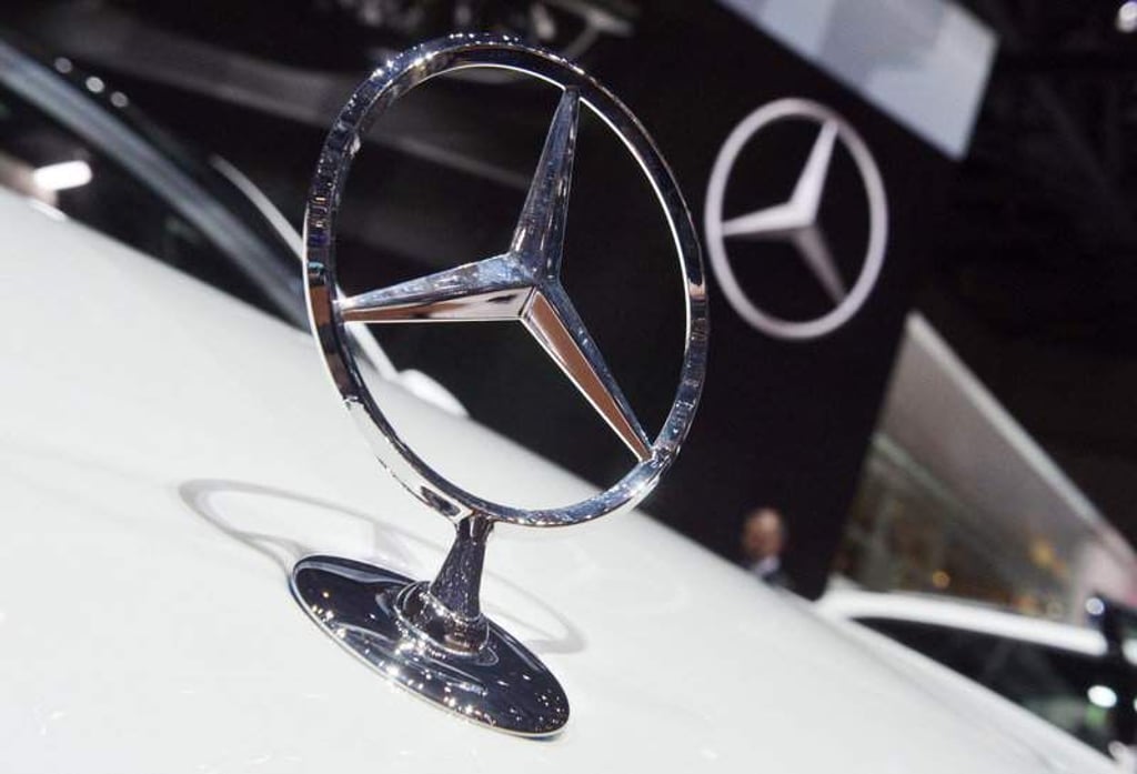 Ein Mercedes-Benz Stern, aufgenommen am 05.03.2014 beim Genfer Autosalon beim zweiten Pressetag auf der Motorhaube einer Mercedes-Benz C-Klasse. Der 84. Autosalon Genf 2014 findet vom 6. bis 16. März statt. Foto: Uli Deck/dpa +++(c) dpa - Bildfunk+++