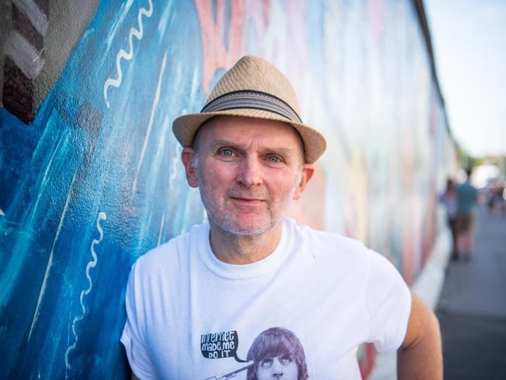 Der Künstler Jim Avignon hat an der East Side Gallery ebenfalls ein Bild gemalt. Foto: Arne Immanuel Bänsch