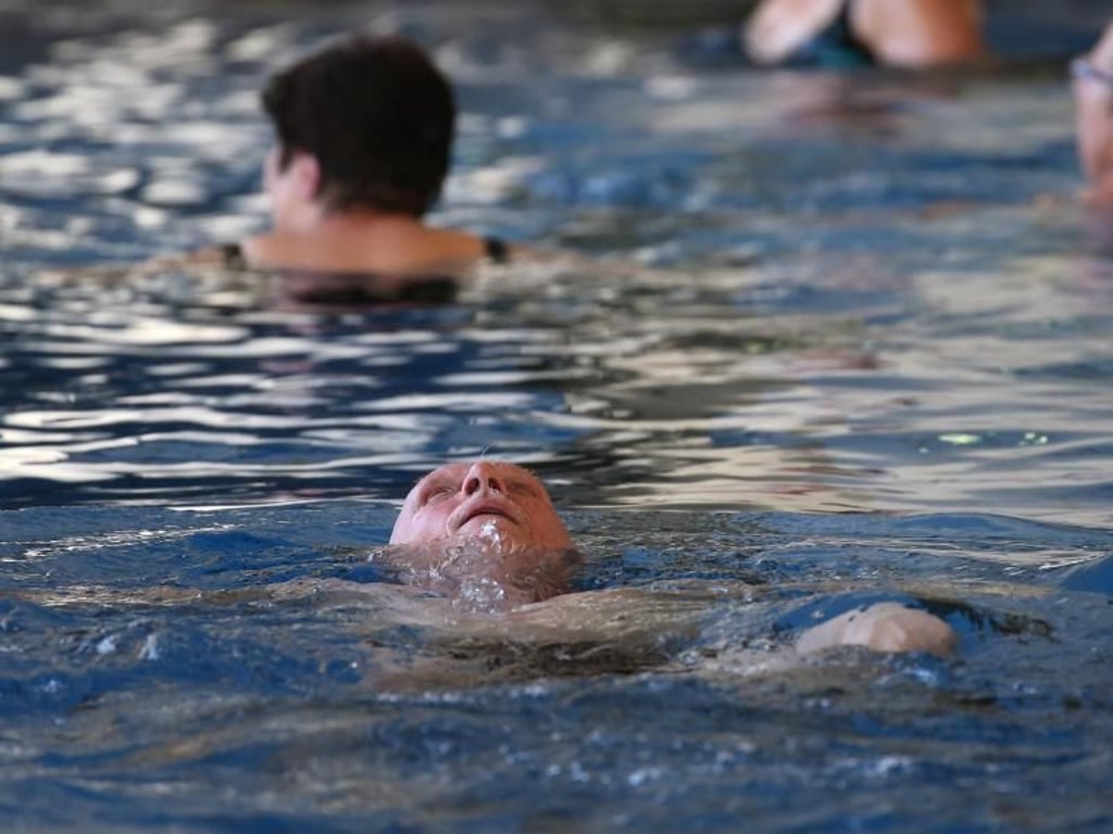 Ein Teilnehmer des Seniorenschwimmkurses ver sucht das Rückenschwimmen. Foto: Karl-Josef Hildenbrand/dpa