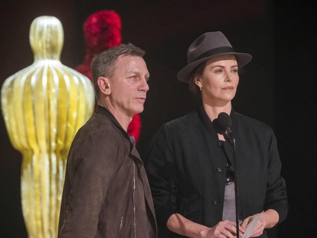 Hoch konzentriert bei der Probe: Die Presenter Daniel Craig und Charlize Theron. Foto: Charles Sykes/Invision/AP