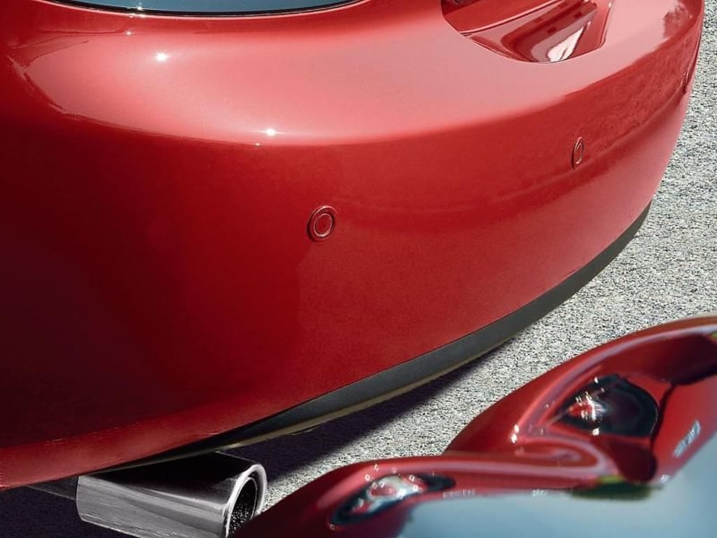 Abstand halten: Viele Autos wie dieser Mazda können längst mit Assistenzsystemen wie einer Einparkhilfe geordert werden. Fachmännisch eingebaute Assistenten wie Einparkhilfen, Regen- und Lichtsensoren aus dem Zubehörhandel können aber ebenso durchaus zufriedenstellend funktionieren. Foto: Mazda/dpa-tmn