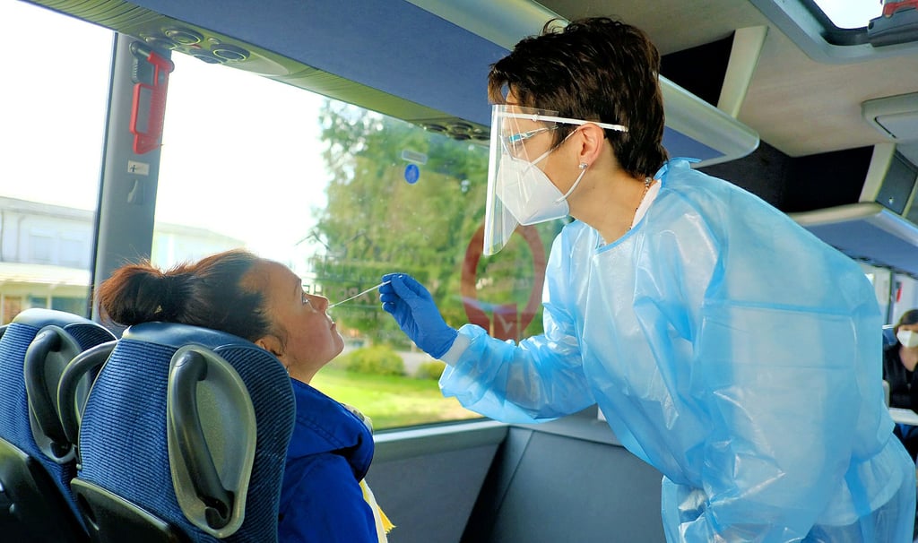 Auf dem Deba-Gelände in Salzwedel stand ein Bus mit Corona-Testzentrum.