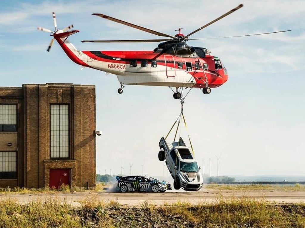 Spieler können sich in «Forza Horizon 3» verschiedensten Herausforderungen stellen. Hier muss um einen am Helikopter hängenden Truck gedriftet werden. Screenshot: Hoonigan Industries/Larry Chen Foto: Larry Chen