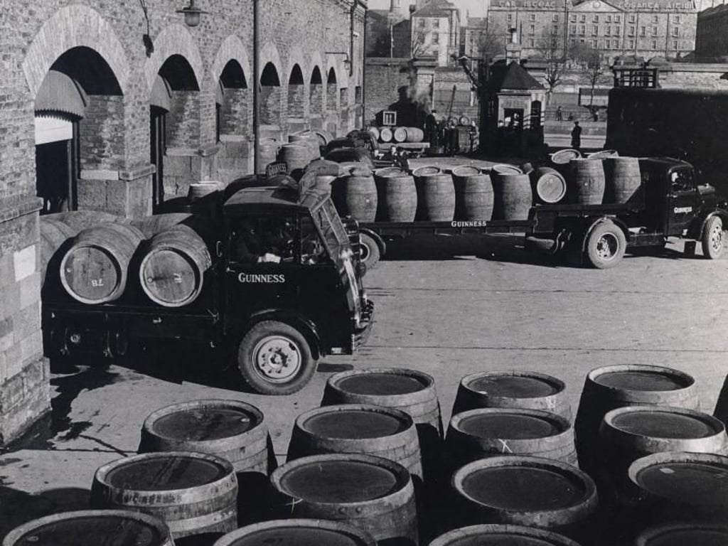 Historischer Augenblick: Verladung von Guinness-Fässern auf Lkw. Foto: Guinness Storehouse
