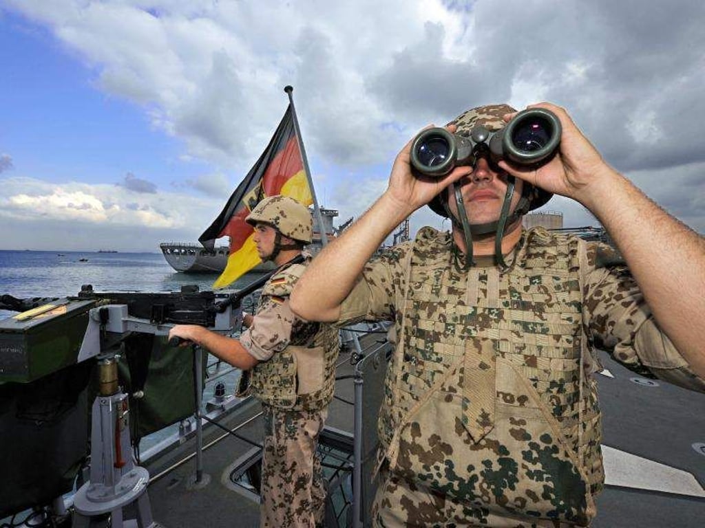 Deutsche Marine-Soldaten halten an Bord der Fregatte «Karlsruhe» an einem Maschinengewehr Wache. Foto: Gero Breloer