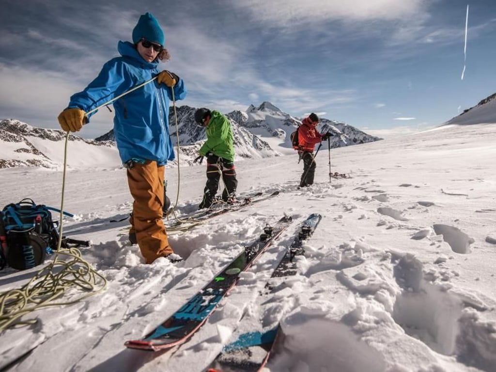 Blau und Orange ist bei Männern in der Skimode eine trendige Kombination. Foto: Atomic/Andreas Vigl