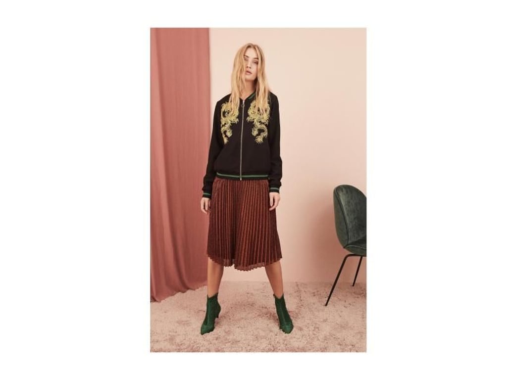 Freizeittauglich wird der Midirock mit einem lässigen Sweater und Kitten Heels (Jacke ca. 125 Euro, Rock ca. 95 Euro, Schuhe ca. 135 Euro). Foto: Sofie Schnoor