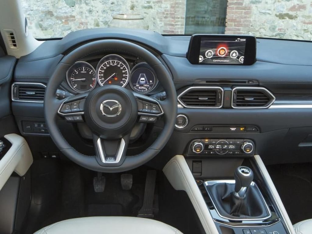Doch im Innenraum spürt man die Veränderungen. Das Material ist vornehmer, die Sitze sind deutlich bequemer als bisher, und das Lenkrad liegt besser in der Hand. Foto: Mazda/dpa