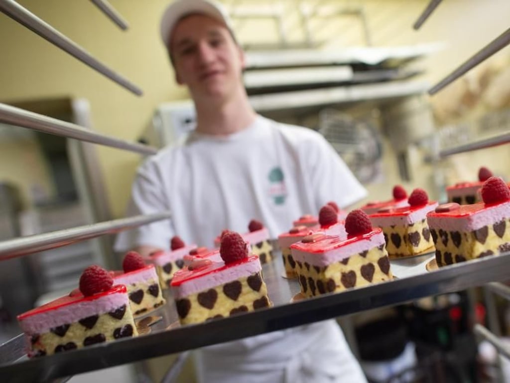 Der Auszubildende Tobi Gennrich bäckt in der Bäckerei und Konditorei Plentz nicht nur Brötchen und Brot, sondern auch Törtchen. Foto: Klaus-Dietmar Gabbert