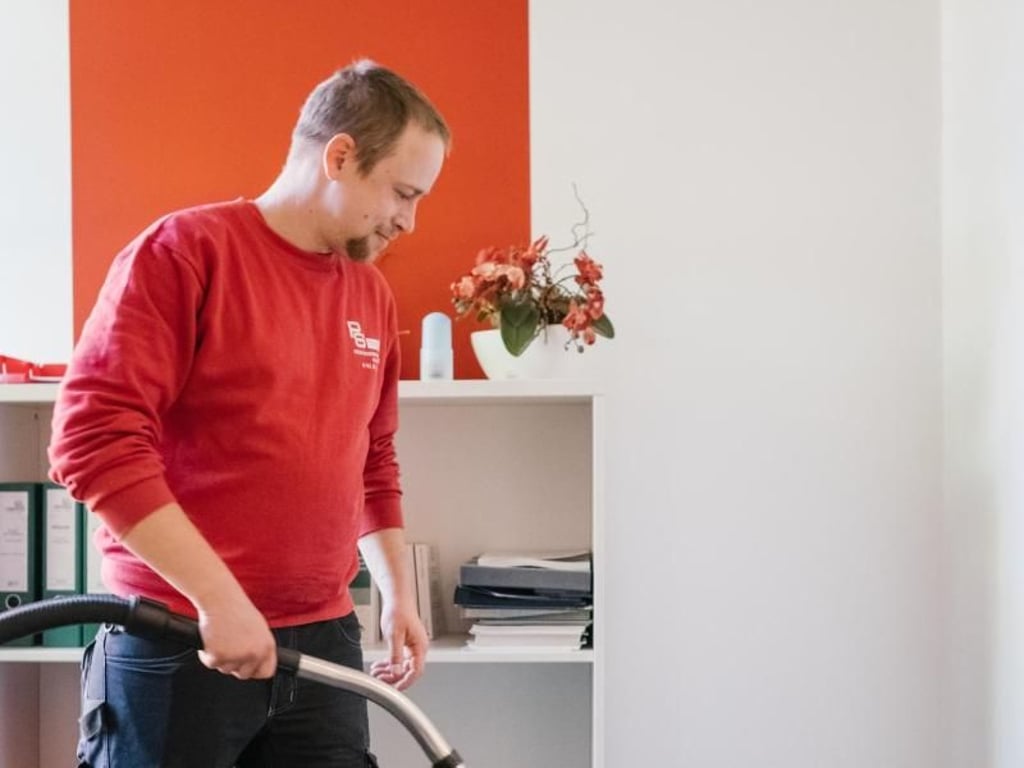 Ein Krankenhaus wird anders geputzt als Büroräume: Worauf es dabei jeweils ankommt, lernt Sebastian Duda in seiner Ausbildung zum Gebäudereiniger. Foto: Ole Spata