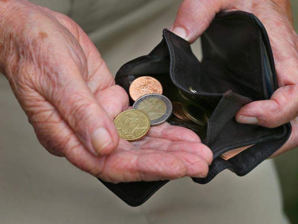 Viele Bundesbürger haben Angst, dass sie im Alter nicht mit ihrem Geld auskommen werden. Das ergab eine aktuelle Studie. Foto: Karl-Josef Hildenbrand/dpa