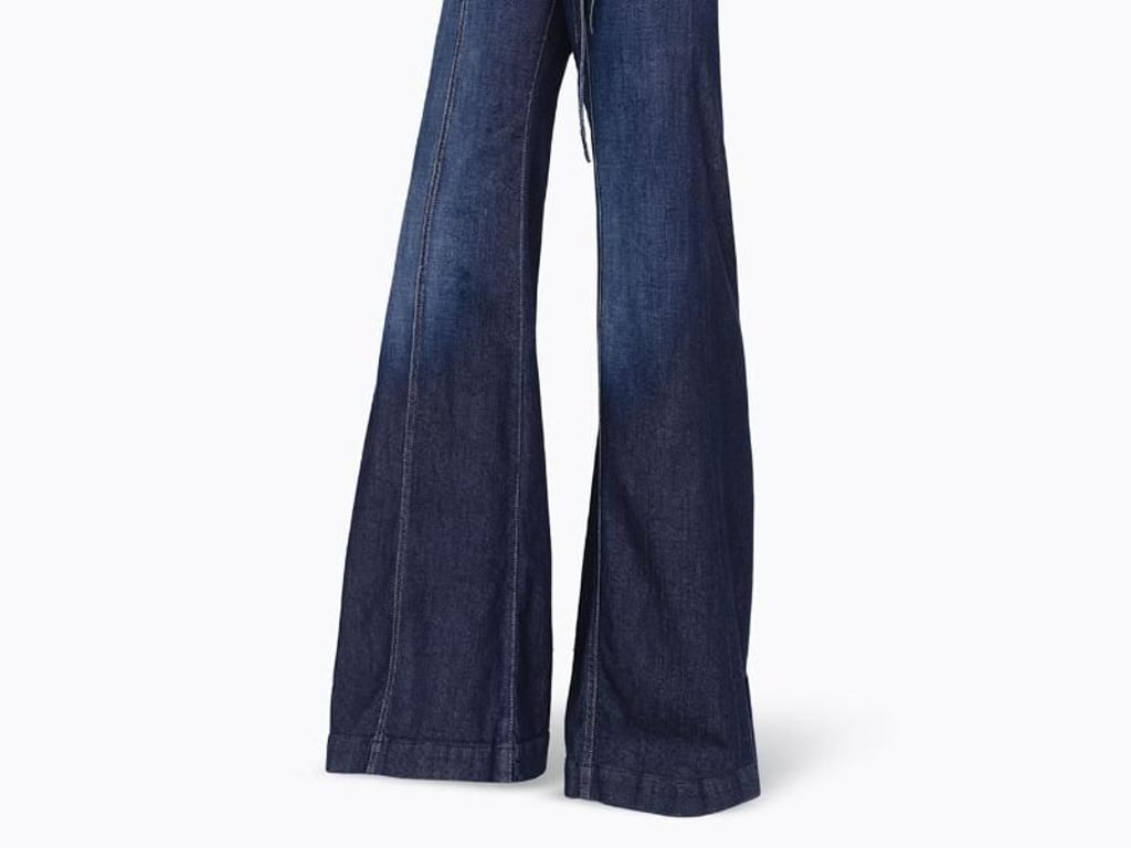 Die Jeans mit großem Schlag ist eher für die Freizeit gedacht, hier ein Modell von 7 For All Mankind (Hose 220 Euro). Foto: 7 For All Mankind