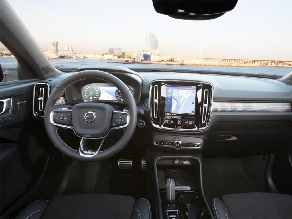 Der XC40 will mit pfiffigen Details punkten. So gibt es auf dem Mitteltunnel einen Mülleimer und im Armaturenbrett einen Kreditkartenhalter. Foto: Volvo