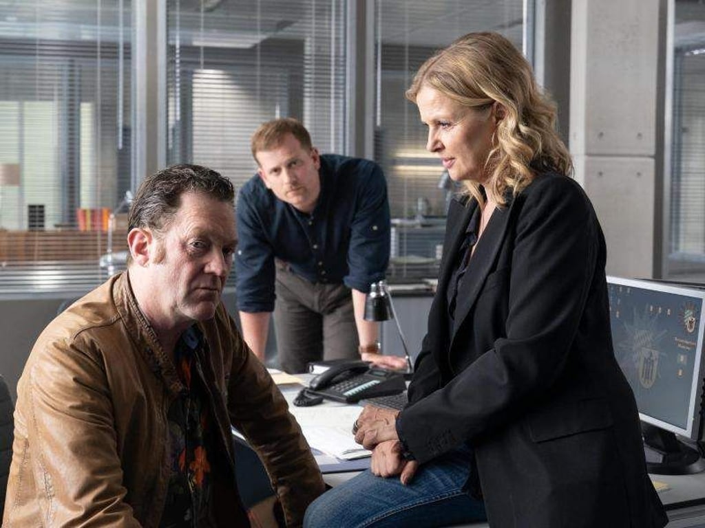 Vera Lanz (Katharina Böhm) bittet Paul Böhmer (Jürgen Tonkel) um ungewöhnliche Ermittlungsmethoden. Maximilian Murnau (Christoph Schechinger, M) würde lieber nach den Regeln ermitteln. Foto: Michael Marhoffer/ZDF