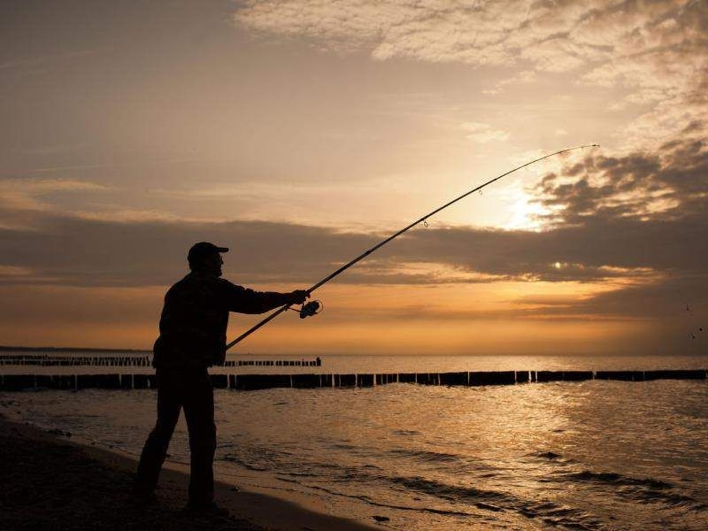 Angler am Strand von Börgerende bei Rostock: Bund, Länder, Wirtschaft und Verbände wollen der Müllbelastung von Nord- und Ostsee verstärkt den Kampf ansagen. Foto: Jens Büttner/Illustration