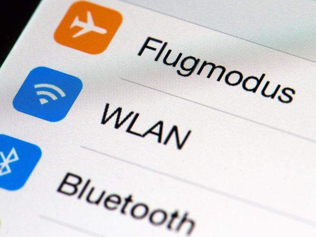 Um Strom zu Sparen, sollten Verbraucher auf WLAN-Netze in der Umgebung zurückgreifen. Die Funktion findet sich in den Einstellungen. Foto: Arno Burgi