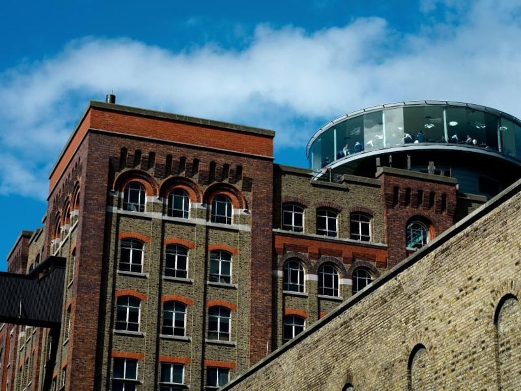 Moderne Architektur in altem Fabrikareal: Auf dem Dach des Guinness Storehouses liegt die moderne Gravity Bar. Foto: Guinness Storehouse