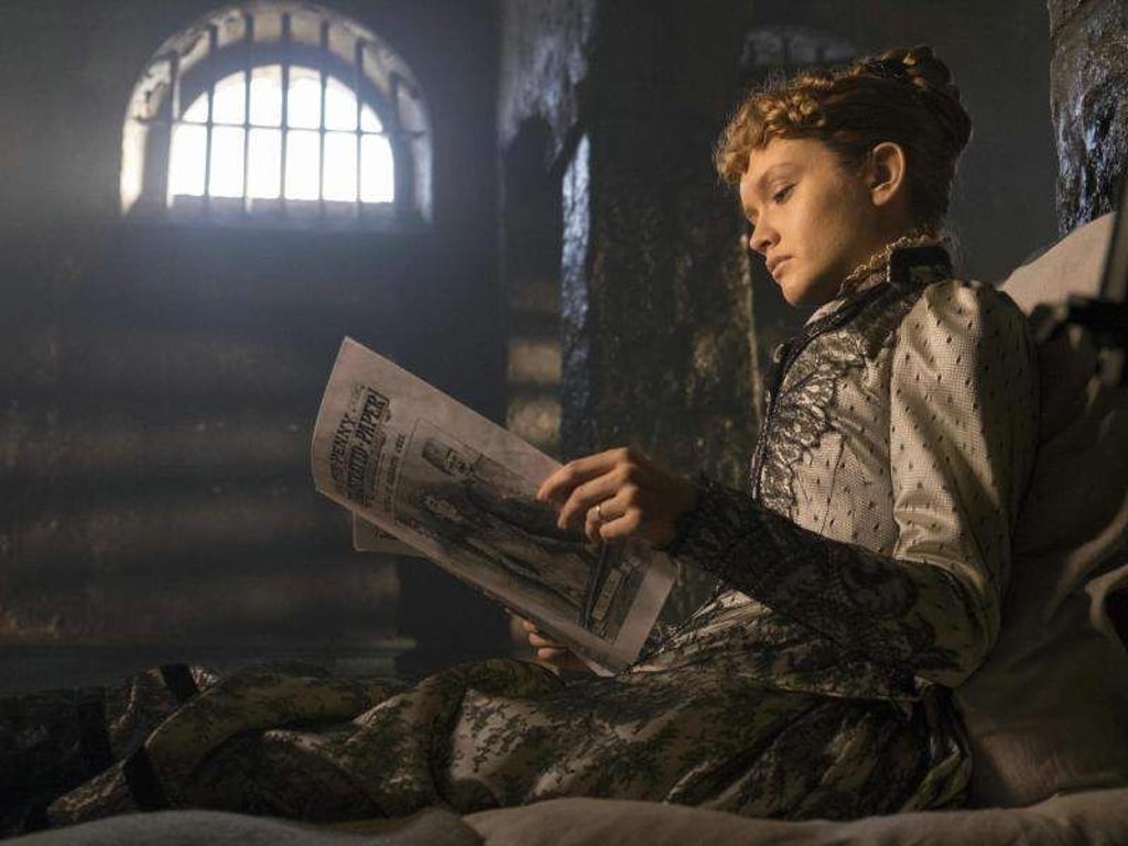 Die des Giftmordes an ihrem Mann beschuldigte Elizabeth Cree (Olivia Cooke) liest über ihren Fall in der Zeitung. Foto: Nicola Dove