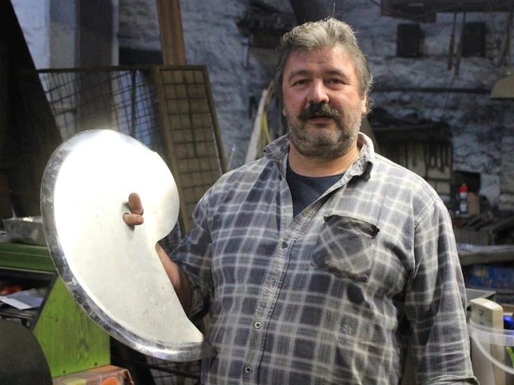 Dirk Fromm fertigt im Manuelskotten in Wuppertal-Cronenberg große Messer für Fleischfabriken an. Foto: Bernd F. Meier