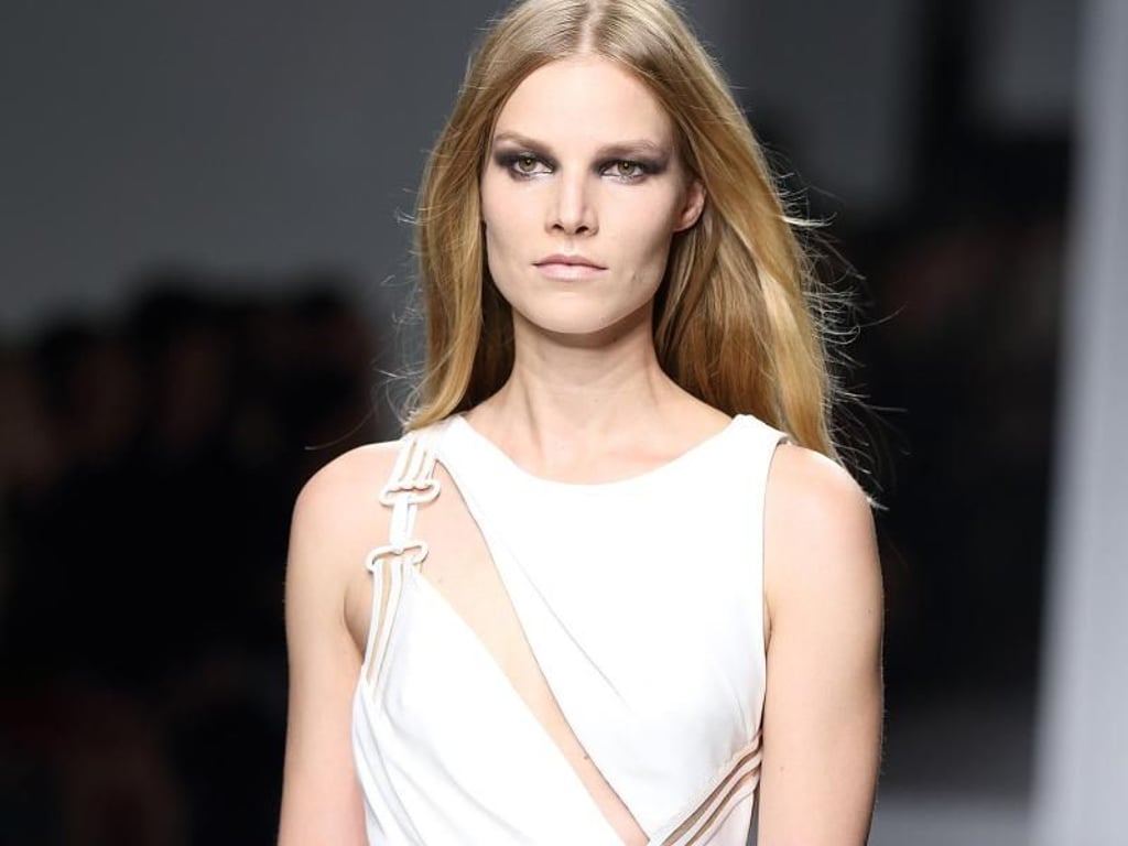 Asymmetrische Linien machen dieses Sommerkleid von Versace zu einem auffälligen Klassiker. Foto: Hendrik Ballhausen