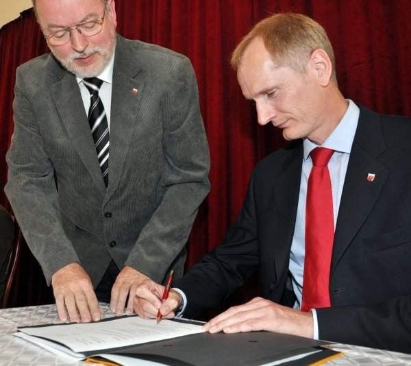 Neuer Bürgermeister spricht Amtseid