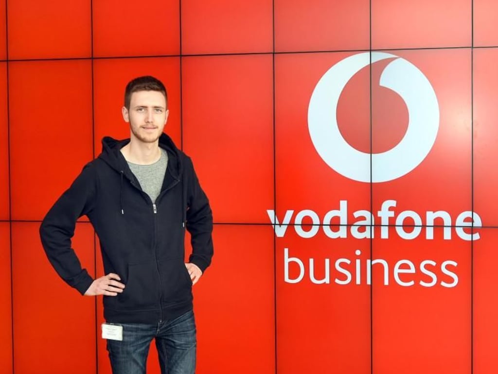 Gute Fachleute im IT-Bereich sind gefragt: Leon Kersten macht bei Vodafone eine Ausbildung zum Fachinformatiker. Foto: Judith Michaelis