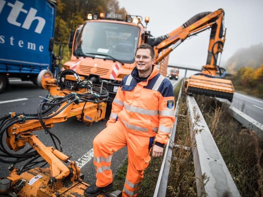 Zutz reduziert mit einer Mähmaschine den Pflanzenwuchs auf dem Mittelstreifen. Foto: Frank Rumpenhorst