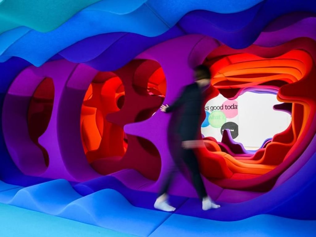 Alles fließt: Nachbau des Kunstwerks «Fantasy Landscape, Visiona 2» (2000) von Verner Panton im Kunstmuseum Wolfsburg. Foto: Christophe Gateau