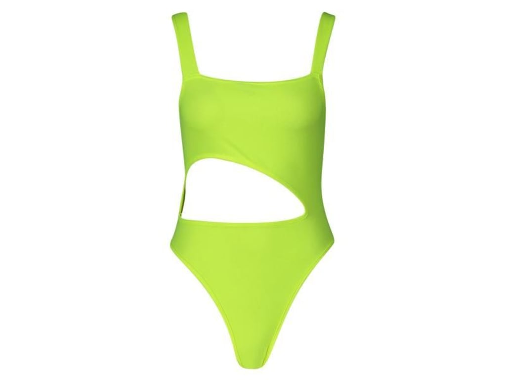 Badeanzüge mit Cut-outs - also kleineren oder größeren Löchern - bleiben weiterhin angesagt. Zum Beispiel das Modell von boohoo hat einen schrägen Cut-Out am Bauch (30 Euro). Foto: boohoo