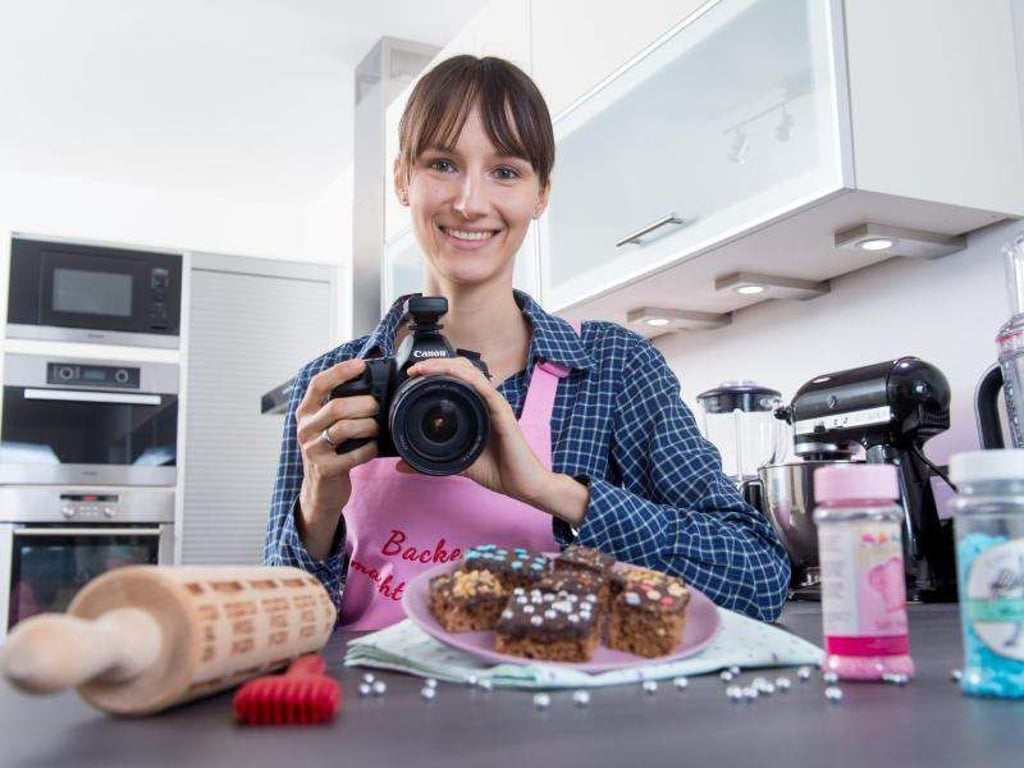 Mit dem Backen ist die Arbeit von Kathrin Runge nicht getan. Als Bloggerin muss sie auch fotografieren können. Runge betreibt seit mehreren Jahren den Back-Blog backenmachtgluecklich.de. Foto: Tobias Hase