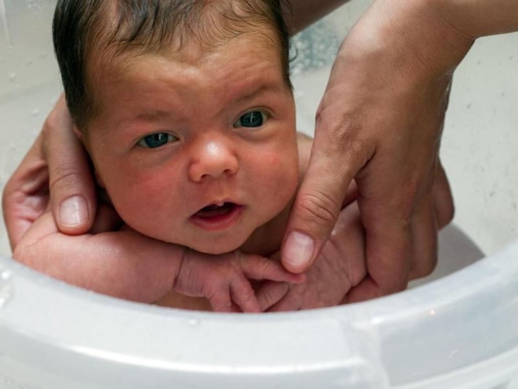 Der Badeeimer soll Babys Geborgenheit vermitteln. Der Nachteil: Er wird sehr schnell zu klein. Foto: Patrick Pleul/dpa-Zentralbild/dpa-tmn