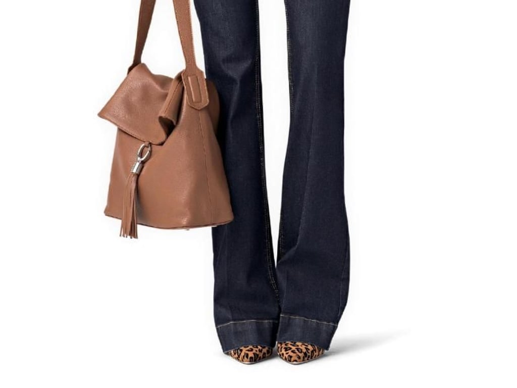Eine cleane Färbung hat diese Jeans von Marc Cain (Pumps ca. 300 Euro, Tasche 329 Euro, Hose ca. 150 Euro). Foto: Marc Cain
