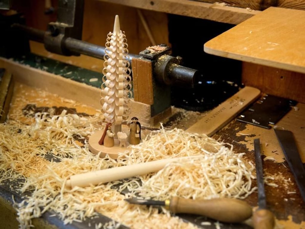 Wer Miniaturen aus Holz fertigen will, muss Geduld mitbringen. Fast alles andere kann man in der Ausbildung zum Holzspielzeugmacher lernen.
Foto: Arno Burgi
